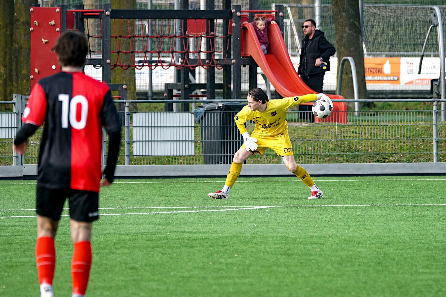 Spelers van De Treffers vieren een treffer op Sportpark Zuid